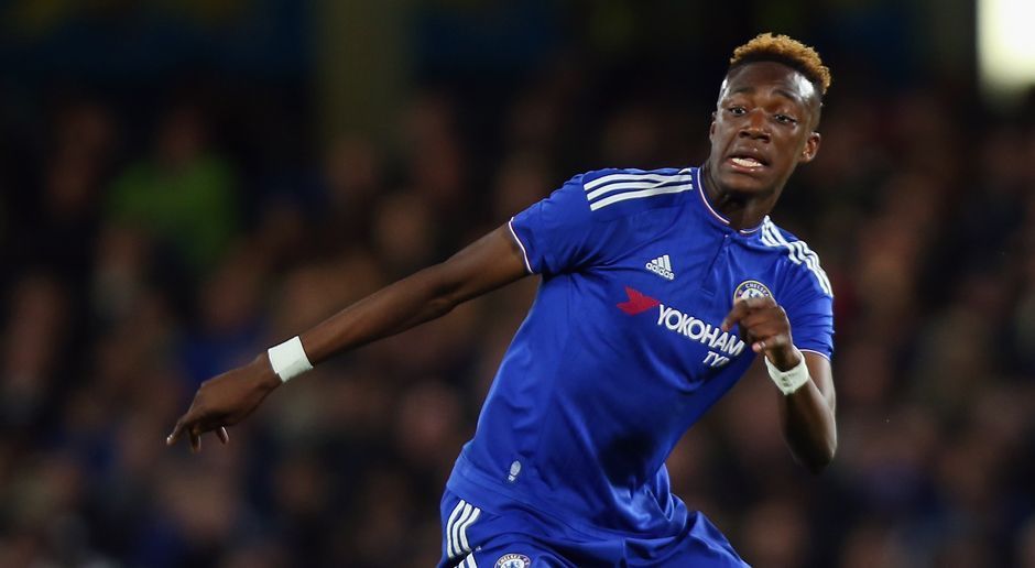 
                <strong>Tammy Abraham</strong><br>
                Tammy Abraham: Der 18-jährige Brite ist der Top-Scorer im Team. In 30 Saisonspielen schoss der Mittelstürmer 20 Tore und bereitete sechs Treffer vor. Auch im entscheidenden Rückspiel im Pokal-Finale war der Rechtsfuß erfolgreich. Mit einer Größe von 1,90 Meter gehört Abraham zu den kopfballstarken Torjägern. Bis 2019 hat sich Chelsea die Dienste des Youngsters gesichert.
              