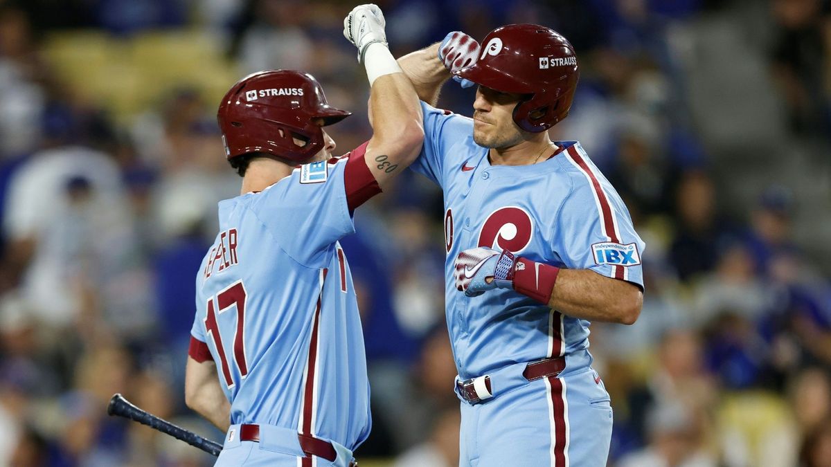 Max Kepler (links) feiert mit J.T. Realmuto