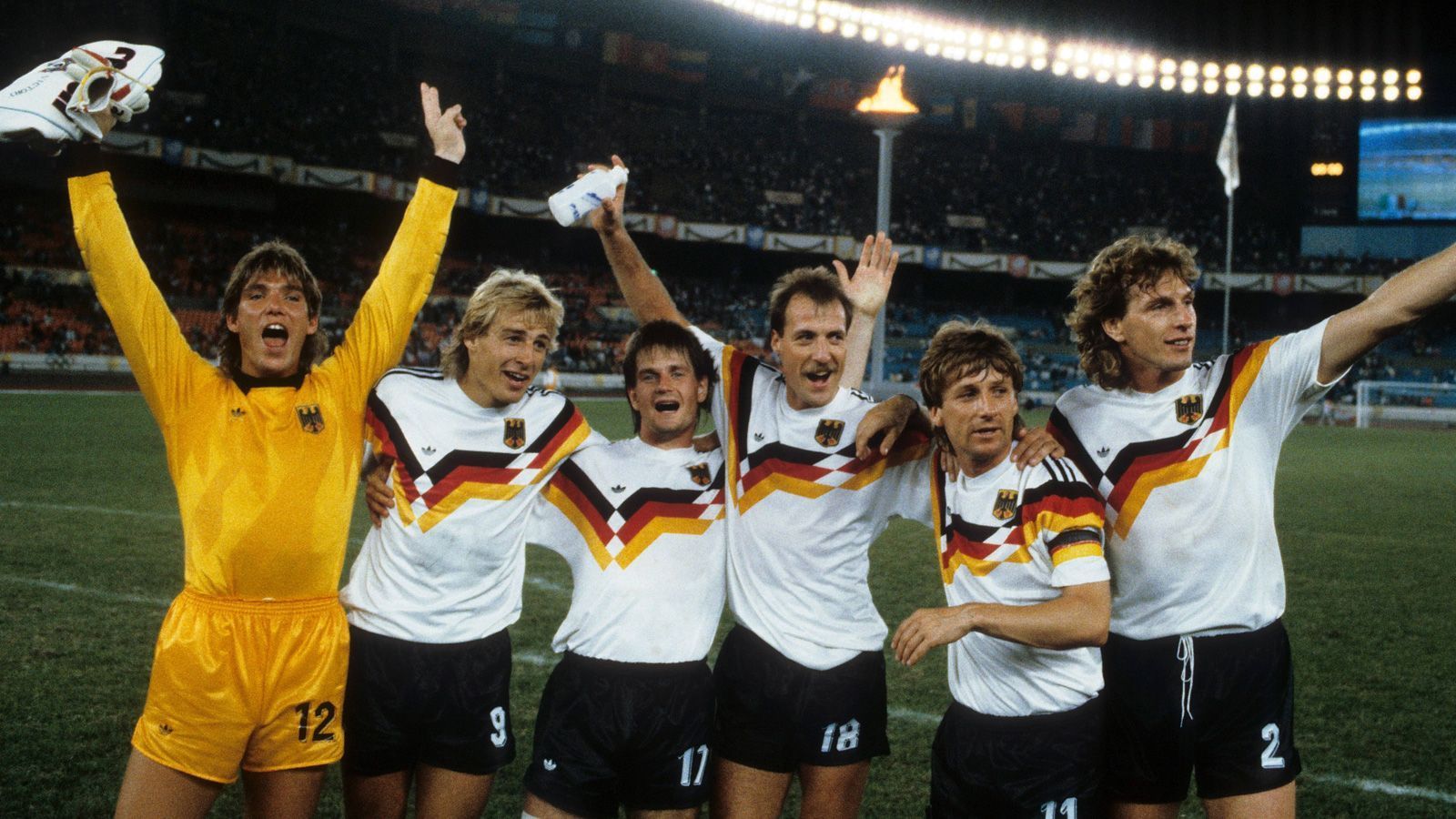 
                <strong>BRD gewinnt 1988 Bronze</strong><br>
                Die BRD gewann erstmals 1988 Edelmetall im Fußball. Mit dabei waren viele prominente Fußballer, die noch eine große Karriere machen sollten. Hier bejubeln Torwart Uwe Kamps, Jürgen Klinsmann, Ralf Sievers, Gerhard Kleppinger, Frank Mill und Michael Schulz den Sieg im Spiel um den dritten Platz. Das 3:0 gegen Italien brachte die Bronzemedaille.
              