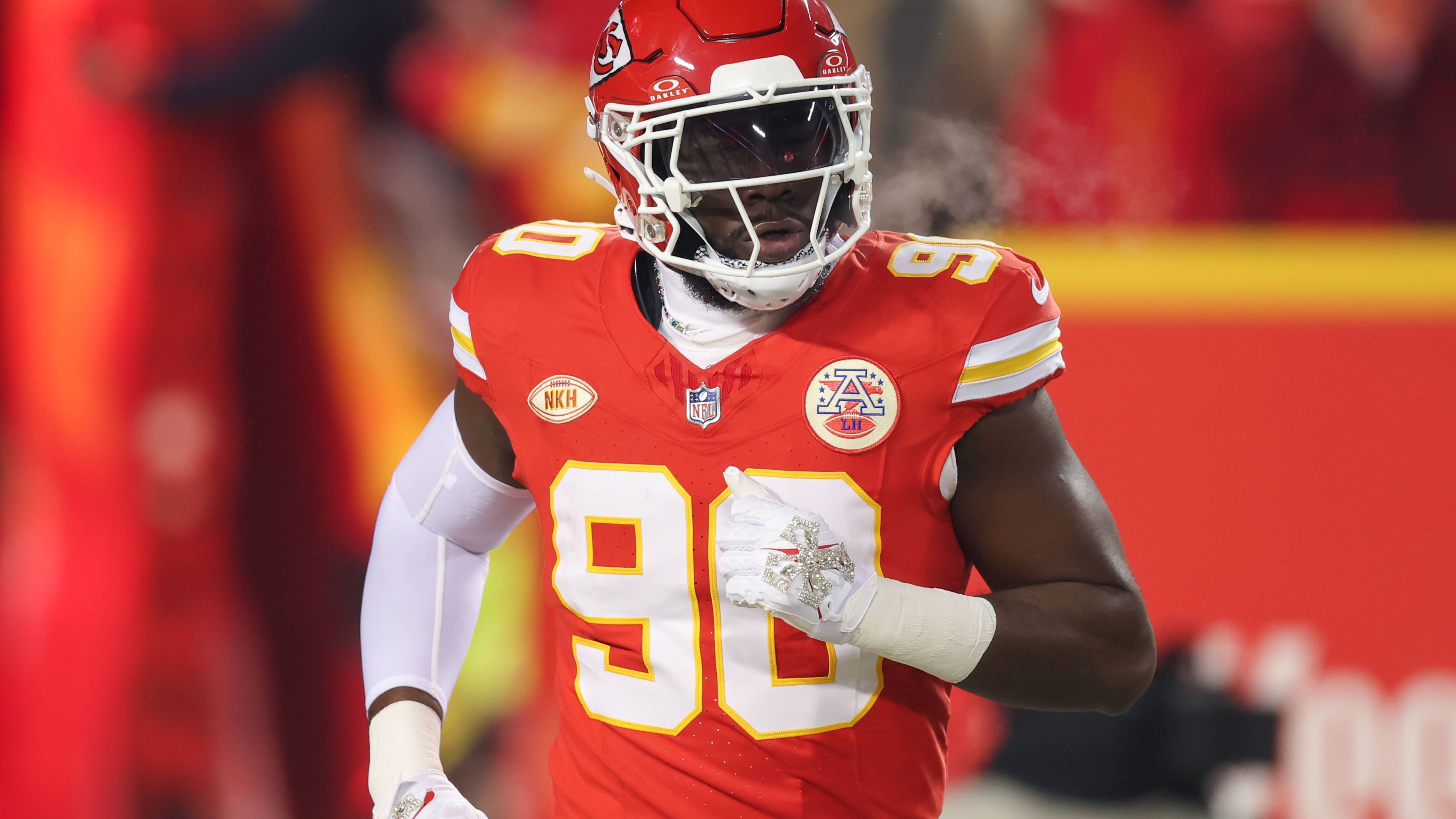 <strong>Charles Omenihu (Defensive End, Kansas City Chiefs): 6 Spiele</strong><br>Omenihu wurde 2023 für die ersten Spiele der Saison gesperrt, weil er wegen eines mutmaßlichen Vorfalls häuslicher Gewalt im Januar gegen die Verhaltensrichtlinien der NFL verstoßen hatte. Nach Angaben der Polizei hatte eine Frau behauptet, er habe sie zu Boden gestoßen. Es gab demnach keine Verletzungen, eine Behandlung lehnte sie ab.