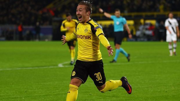 
                <strong>Felix Passlack (Borussia Dortmund)</strong><br>
                Felix Passlack (Borussia Dortmund): Der 18-Jährige muss sich zwar noch mit unregelmäßigen Einsätzen bei den BVB-Profis begnügen, sorgte aber durch ein Tor im Herbst für einen Rekord. Sein Treffer zum zwischenzeitlichen 7:3 gegen Legia Warschau bescherte Passlack einen Platz in den Champions-League-Geschichtsbüchern. Denn nun ist er mit 18 Jahren, fünf Monaten und 24 Tagen der jüngste deutsche Torschütze in der Königsklasse. In Zukunft könnte dem Talent seine Vielseitigkeit entgegenkommen. Denn in der laufenden Saison kam er schon auf beiden Außenverteidiger-Positionen und im Mittelfeld zu Einsätzen.
              