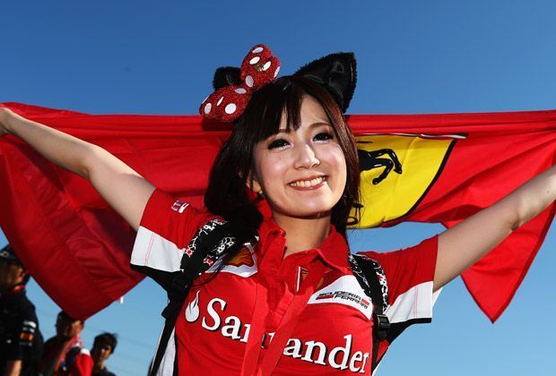 
                <strong>Minnie Mouse auf japanisch</strong><br>
                Auch in Japan grassiert das Ferrari-Fieber. Diese Dame scheint zugleich auch ein Walt-Disney-Fan zu sein, schmücken die Ohren von Minnie Mouse doch ihr Haupthaar
              