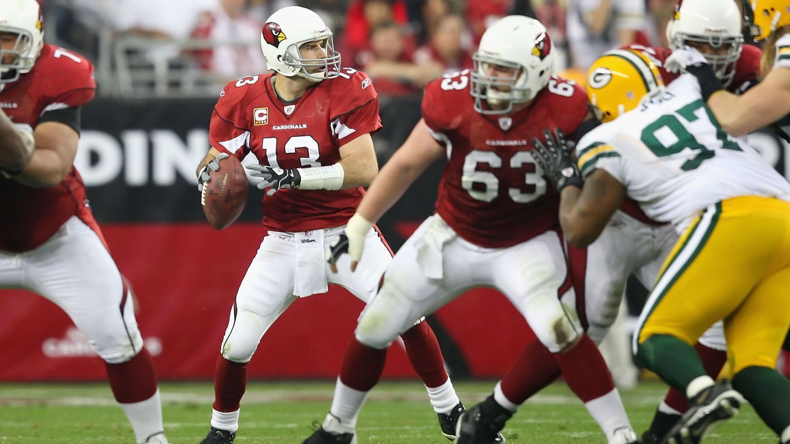 
                <strong>Green Bay Packers @ Arizona Cardinals (45:51 OT, 10. Januar 2010, NFC Wild Card Round)</strong><br>
                Noch einmal diese Begegnung - die beiden Franchises verstehen es eben bestens, die Fans zu unterhalten. Die Kontrahenten lieferten sich einen offenen Schlagabtausch, der sich aus mehreren Gründen in den Geschichtsbüchern verewigte. 96 Punkte, 13 Touchdowns und 62 First Downs waren Playoff-Rekorde. Allein in der zweiten Hälfte kamen die Teams zusammen acht Mal in die Endzonen. Für die Kirsche auf der Torte sorgte dann aber die Defense der "Cards": Linebacker Karlos Dansby nahm das Spielgerät im Anschluss an einen Sack gegen Aaron Rodgers auf und trug es über 17 Yards in die Endzone. Was für ein Spiel! Was für ein Ende!
              