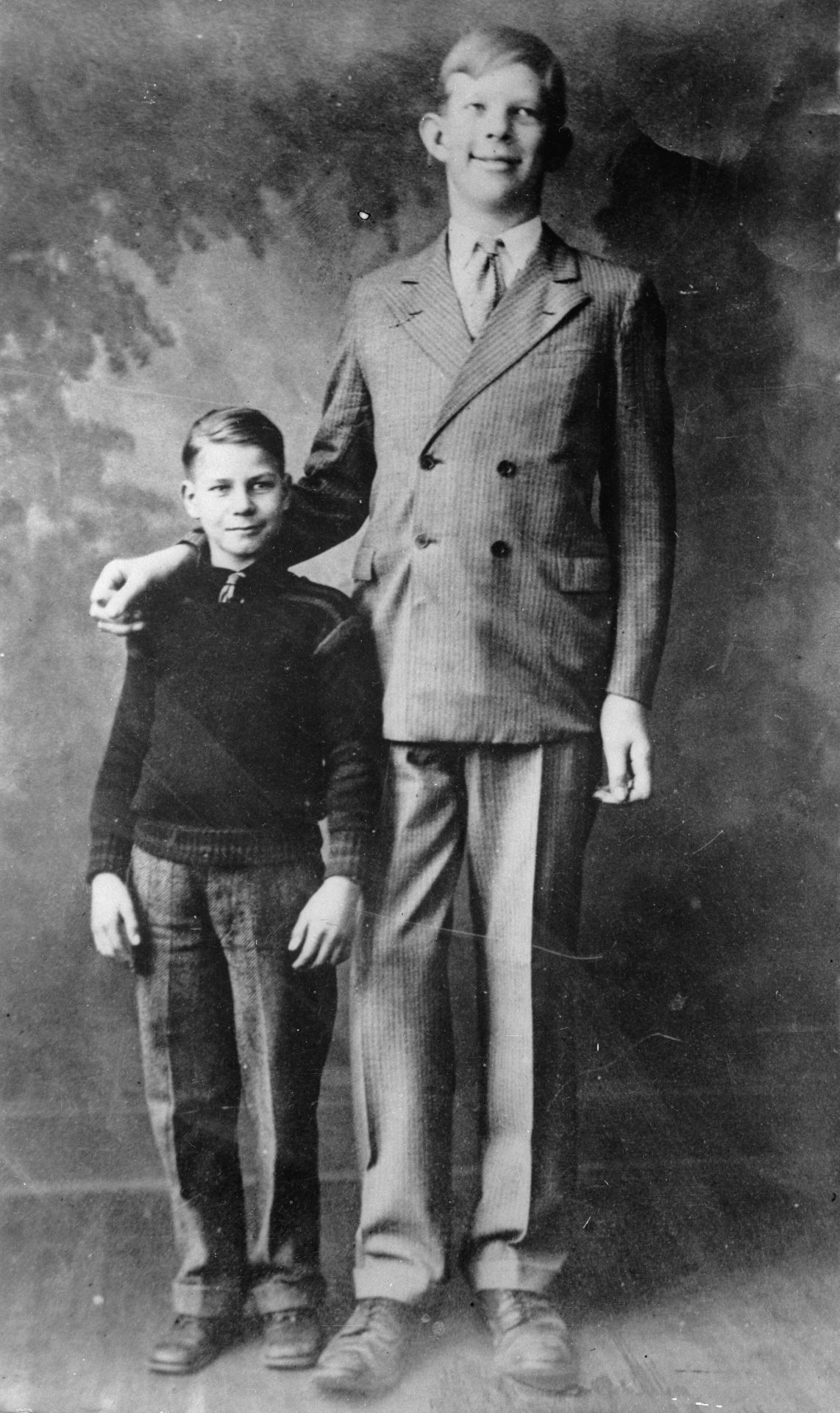 Schon als Kind überragt Robert Wadlow alle. Hier steht er als Zehn-Jähriger zum Vergleich neben einem Elf-Jährigen.