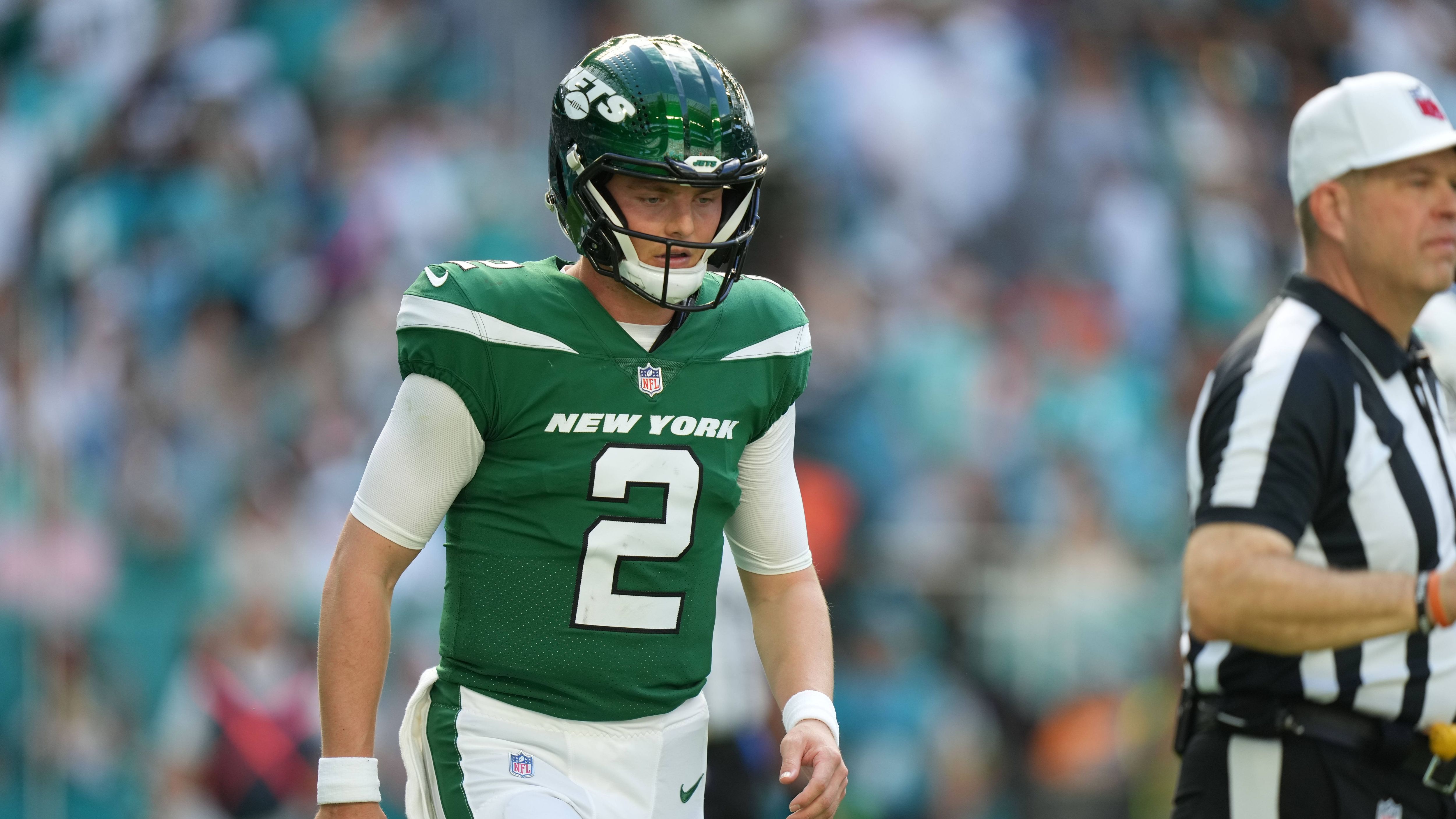 <strong>Zach Wilson (New York Jets, Denver Broncos)</strong> <br>Kaum ein Quarterback pendelte in den vergangenen drei Spielzeiten häufiger zwischen dem Spielfeld und der Ersatzbank als Zach Wilson. Der mittlerweile 24-Jährige konnte sich bei den Jets <a href="https://www.ran.de/sports/american-football/nfl/news/new-york-jets-zach-wilson-quarterback-aaron-rodgers-verletzung-kirk-cousins-trade-kommentar-320283">nie langfristig für die Starter-Rolle empfehlen</a>. Leistungsschwankungen und Verletzungen warfen ihn immer wieder zurück.&nbsp;