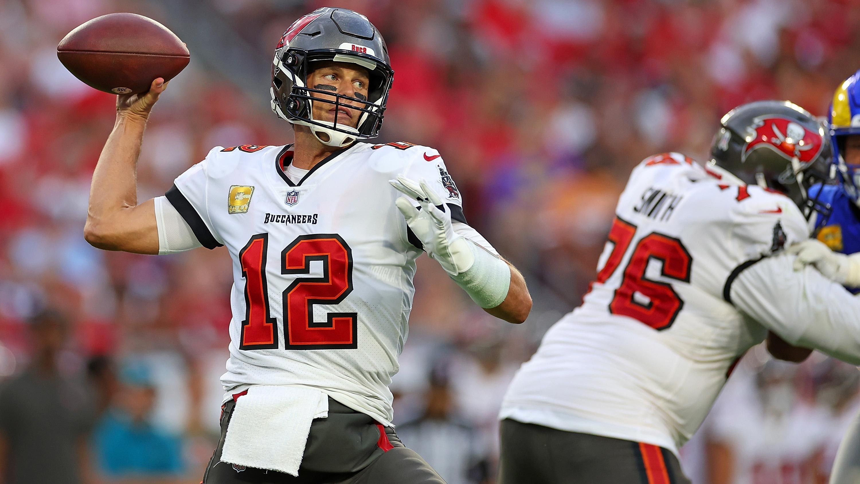 
                <strong>Meiste Completions</strong><br>
                Die Buccaneers stehen mit einer Bilanz von 4-5 deutlich schlechter da als von vielen vor der Saison vorhergesehen. Auch Brady hat wahrlich schon bessere Leistungen gezeigt als in den bisherigen Spielen, doch manche Statistiken zeigen, dass Brady trotzdem abliefert. So führt der Quarterback der "Bucs" nach neun Spieltagen die Liste mit den meisten Completions an (260). Zwar hatte Tampa Bay noch keine Bye Week, das heißt, Brady hat bisher jedes der neun Spiele gespielt. Nichtsdestotrotz weist der Routinier auch deutlich mehr angekommene Pässe als andere Kollegen mit neun Spielen auf, wie zum Beispiel Aaron Rodgers (Green Bay Packers, 205), Joe Burrow (Cincinnati Bengals, 233) oder Kyler Murray (Arizona Cardinals, 240).
              