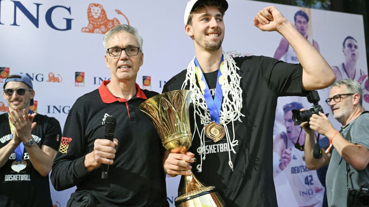 Coach Herbert (l.) und Franz Wagner mit dem WM-Pokal