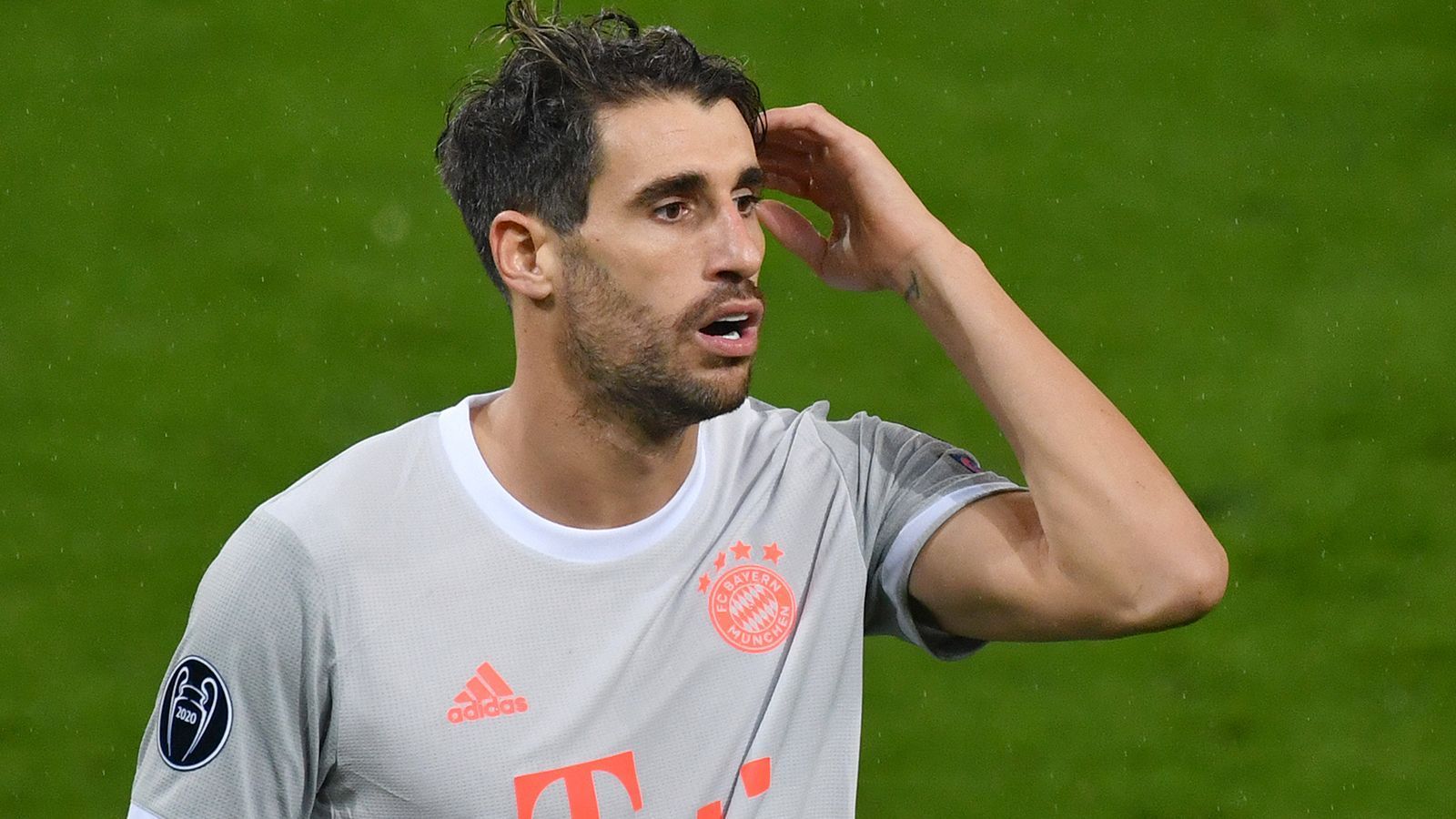 
                <strong>Javi Martinez (FC Bayern München)</strong><br>
                Sein Abschied scheint immer mehr Form anzunehmen. In der Bundesliga stand Javi Martinez in dieser Saison bisher nur zweimal in der Startelf. Er "würde aber gerne noch etwas Neues probieren, bevor ich meine Karriere beende", so der Spanier. Der 32-Jährige soll gehen dürfen, wenn es ein passendes Angebot gibt. Das scheint bis jetzt aber nicht dabei gewesen zu sein. Eine Vertragsverlängerung über den Sommer hinaus ist nicht wirklich denkbar.
              