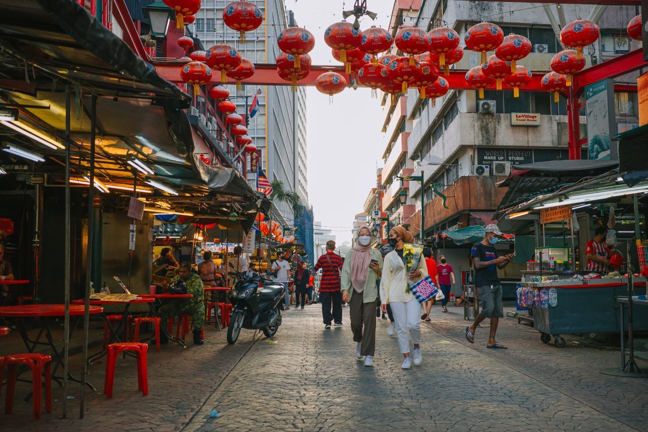 Kuala Lumpurs Chinatown ist das Stadtviertel zum Schlemmen und Shoppen. Die Petaling Street mit ihren Garküchen und Verkaufsständen bietet so gut wie alles, was Asia-Fans glücklich macht: von Noodles bis Nippes. Zu den lokalen Spezialitäten gehört beispielsweise Hokkien Char Mee, ein Gericht mit Bratnudeln, Hühner- oder Schweinefleisch, Tintenfisch, Kohl und Soja-Soße. Yummy! Beim Kauf von Kleidung, Taschen oder Souvenirs gil