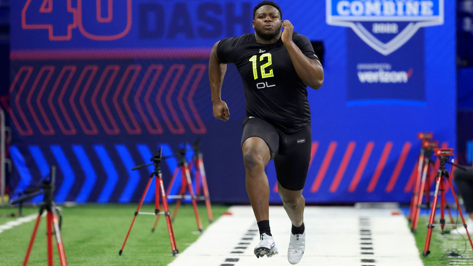 
                <strong>8. Pick: TRADE 3 - Washington Commanders - Ikem Ekwonu, OL, North Carolina State</strong><br>
                Die Atlanta Falcons geben den achten Pick an die Washington Commanders ab und erhalten dafür deren elften Pick sowie weitere im späteren Draft-Verlauf. Die Franchise aus der US-Amerikanischen Hauptstadt sichert sich die Rechte an Kraftpaket Ikem Ekwonu, Offensive Lineman der North Carolina State.
              