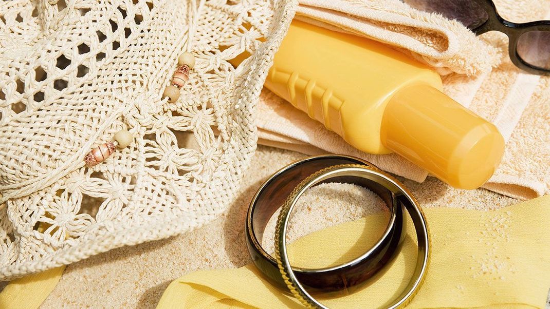 Sonnenbräunen am Strand, Freizeitaktivität im Freien, oder die Mittagspause im Park – die Sonnencreme ist immer dabei! Warum ihr jeden Tag Sonnencreme tragen solltet, erfahrt ihr im Artikel.