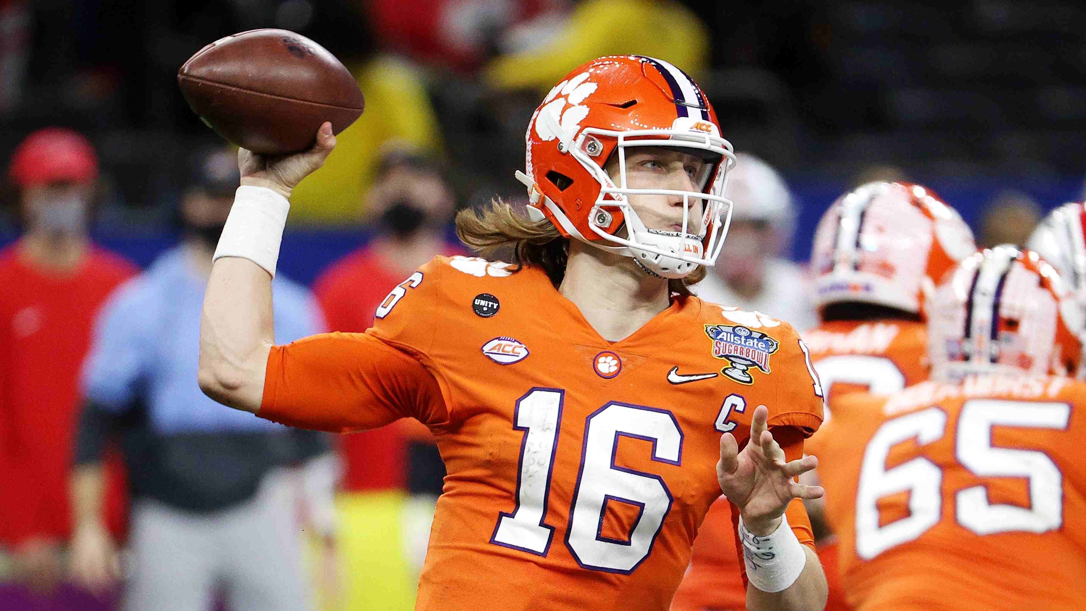 
                <strong>Trevor Lawrence (Clemson): Stärken</strong><br>
                Trevor Lawrence gilt auch unter den Scouts als eines der größten College-Talente der jüngeren Vergangenheit: "Ich würde keine Sekunde zögern, diesen Typen mit dem ersten Pick zu draften", erklärt ein NFC-Scout: "Ich denke, dass man bislang nur wenig gesehen hat, was er tatsächlich noch leisten kann. Am meisten wird er für seine Athletik unterschätzt", evaluiert dieser weiter. Auch ein AFC-Scout hat bei Lawrence keine zwei Meinungen: "Dieser Typ ist das Wahre", erklärt er. Mit seiner Größe, seiner Schnelligkeit und seiner Intelligenz würde er alle Merkmale vereinen, die ein moderner Quarterback mitbringen müsse, sagte er. 
              