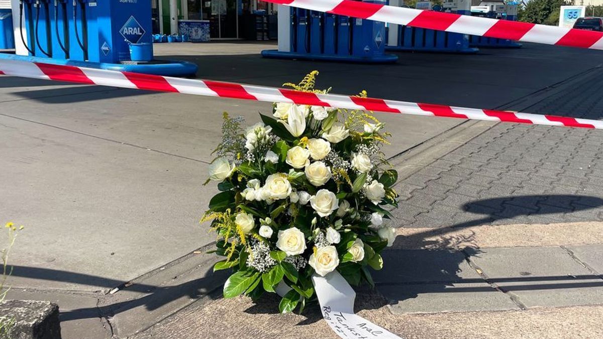 Vor der Tankstelle, an der die Schüsse fielen, wurde ein Kranz für den getöteten Beamten niedergelegt.