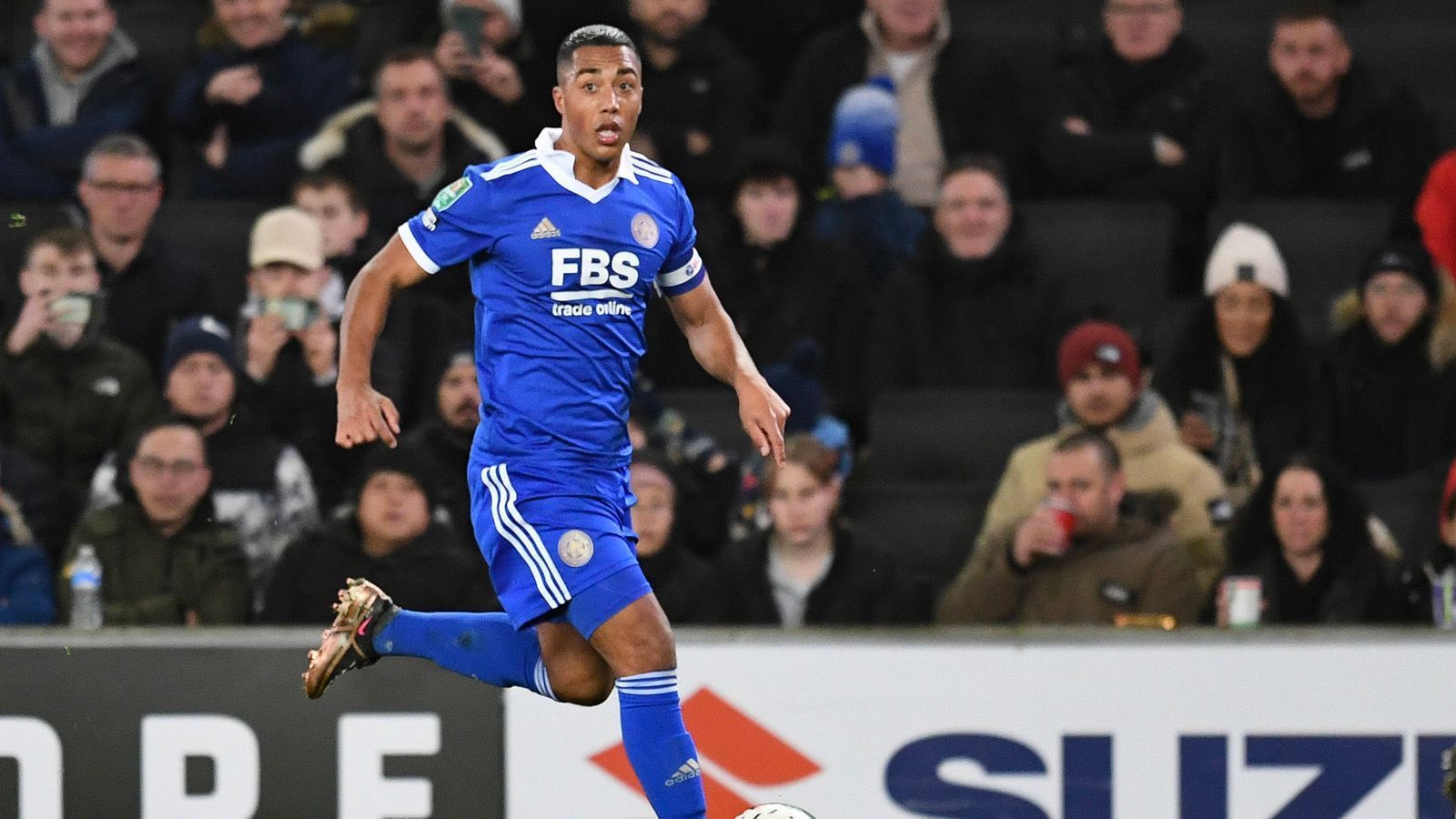 
                <strong>Youri Tielemans (Leicester City)</strong><br>
                Ebenfalls ablösefrei wäre nach aktuellem Stand Youri Tielemans. Der Belgier von Leicester City soll in Dortmund als potenzieller Bellingham-Nachfolger gelten. Allerdings haben wohl sowohl der FC Arsenal als auch Manchester United bessere Karten als der Bundesligist ...
              