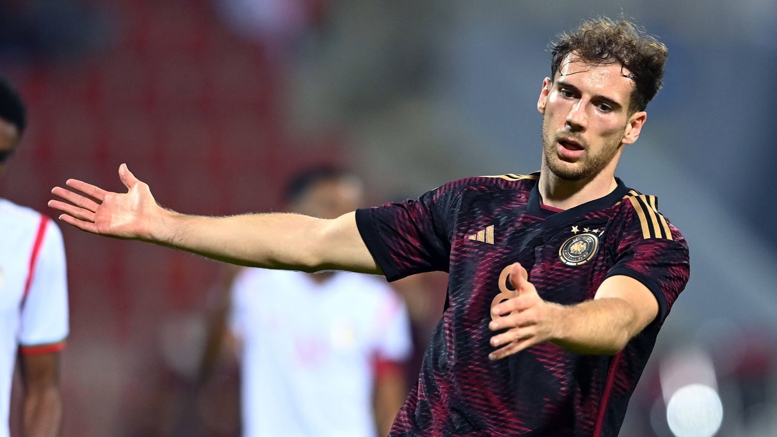 
                <strong>Leon Goretzka</strong><br>
                Verstolpert ein Zuspiel in der zehnten Minute. Spielt einen tollen Pass durch die Verteidigungsreihe in der 15. Minute auf Kai Havertz, der die Großchance liegen lässt. Ansonsten weitestgehend unauffällig. Wird zur Halbzeit ausgewechselt. ran-Note: 4
              