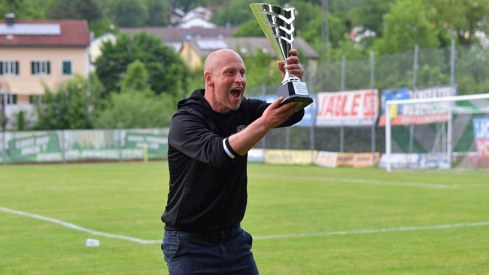 
                <strong>Timo Rost (SpVgg Bayreuth/Regionalliga Bayern)</strong><br>
                Schon seit 2018 hat der frühere Bundesliga-Profi Timo Rost das Sagen als Trainer beim Regionalligisten SpVgg Bayreuth. Der 42-Jährige führte Bayreuth in der abgelaufenen Saison auf Rang 3 in der Regionalliga Bayern und zudem zum Sieg im Ligapokal der Regionalliga Bayern (3:0 im Finale gegen den VfB Eichstätt). Damit startet Rost mit seinem Team in der Saison 2021/22 im DFB-Pokal. Als Aktiver erlebte Rost seine beste Zeit bei Energie Cottbus. Mit 129 Einsätzen ist er bis heute der Rekord-Bundesligaspieler der Lausitzer, die mittlerweile auch nur mehr in der Regionalliga kicken. 
              