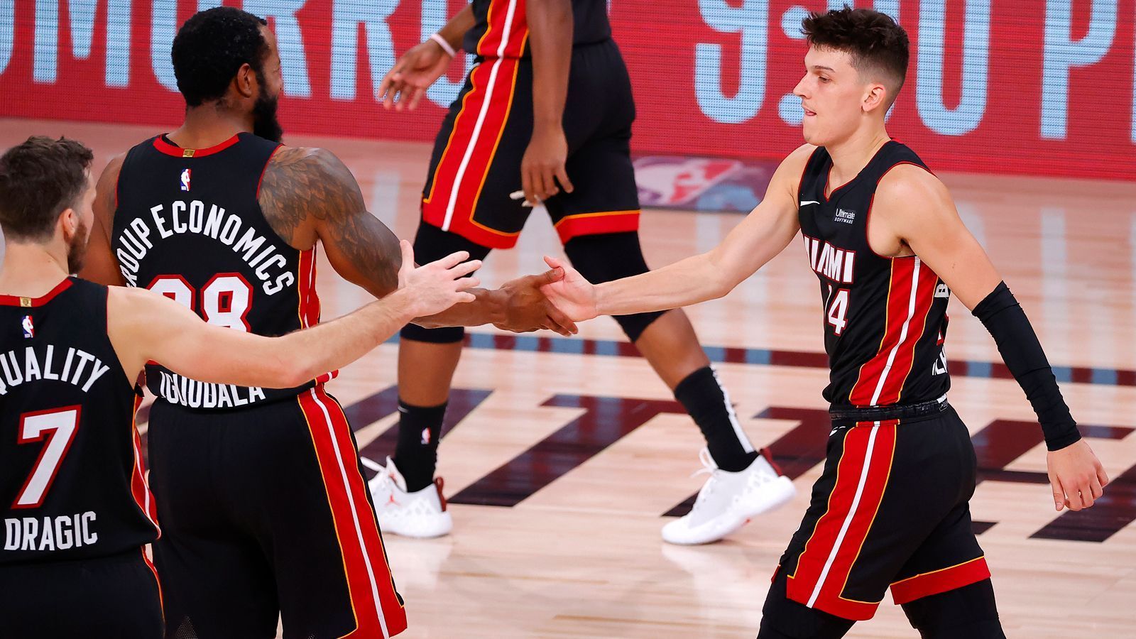 
                <strong>Heat überraschen mit viel Teamplay</strong><br>
                Die Miami Heat bestechen vor allem durch Teambasketball und echten Zusammenhalt. Das hat sich in der Bubble über den langen Zeitraum bewährt. Vor dem Finalturnier haben nicht viele mit den Heat gerechnet, aber der Einzug in die Finals - erstmals seit 2014 - ist mehr als verdient. Auch Miami hat in den Playoffs nur drei Niederlagen kassiert. Nach dem Blowout gegen Indiana folgte eine 4:1-Serie gegen die hoch-favorisierten Milwaukee Bucks. In den Conference Finals fegten die Heat die Boston Celtics vom Parkett.
              