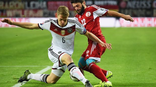 
                <strong>Matthias Ginter</strong><br>
                Matthias Ginter: Wackelt in der Rückwärtsbewegung bedenklich. Dem Offensivspiel gibt der Dortmunder kaum Impulse, hätte sich in Eins-gegen-eins-Situationen mehr zutrauen müssen. ran-Note: 5.
              