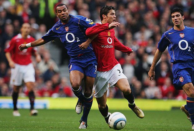 
                <strong>Ashley Cole: Von Arsenal London zum FC Chelsea</strong><br>
                Ashley Cole: Von Arsenal London zum FC Chelsea. Cole (l.) provoziert seinen Rausschmiss bei den "Gunners", als er via Autobiographie Giftpfeile auf Arsenal schießt. Bereits 2005 sorgt er bei einem illegalen Treffen mit Chelsea für Aufregung. Als "Cashley Hole" beschimpft, wechselt Cole 2006 zu den "Blues".
              