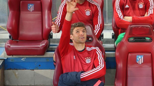 
                <strong>Thomas Müller</strong><br>
                Thomas Müller: Sein Champions-League-Abend begann überraschenderweise erst in der 69. Minute, als er für Thiago ins Spiel kam. Auch dieser Wechsel tat dem Spiel der Bayern gut. Bot sich oft für ein Anspiel an und wirbelte so etwas die Defensive der Spanier durcheinander. ran-Note: 3-
              