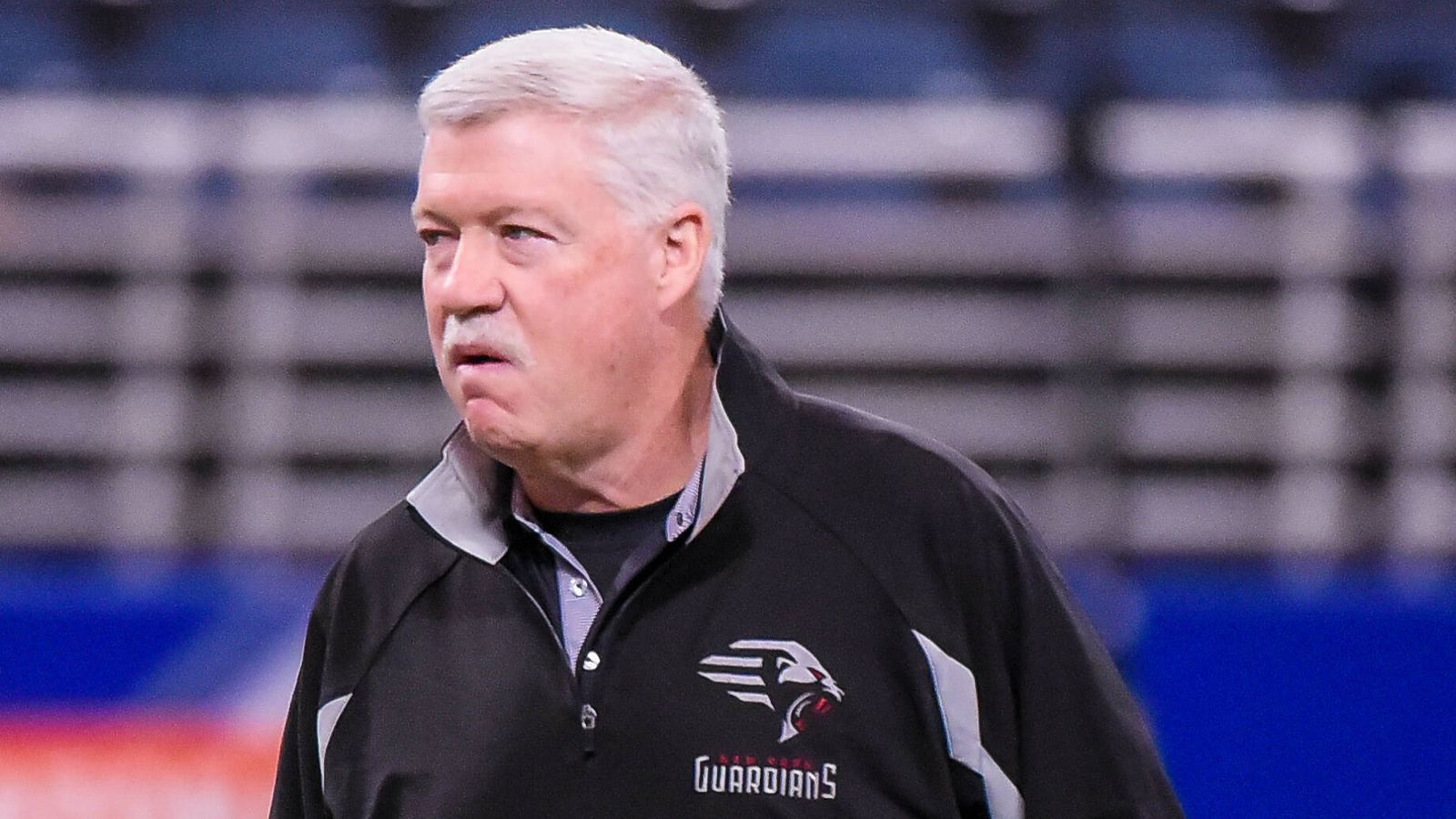 
                <strong>Verlierer: Kevin Gilbride (New York Guardians)</strong><br>
                Der nächste ehemalige NFL-Head-Coach, der in der XFL eine Krise bewältigen muss. Kevin Gilbride kassierte mit seinen Guardians bei den Battlehawks bereits die zweite deutliche Klatsche in Folge. Nachdem Quarterback Matt McGloin in Woche 2 eine miserable Leistung zeigte und zudem öffentlich den Game Plan und seine Mitspieler kritisierte, ließ der ehemalige Chargers-Coach den Spielmacher trotzdem starten. Zudem kassierte sein Team insgesamt acht Flaggen für 86 Strafyards.  
              