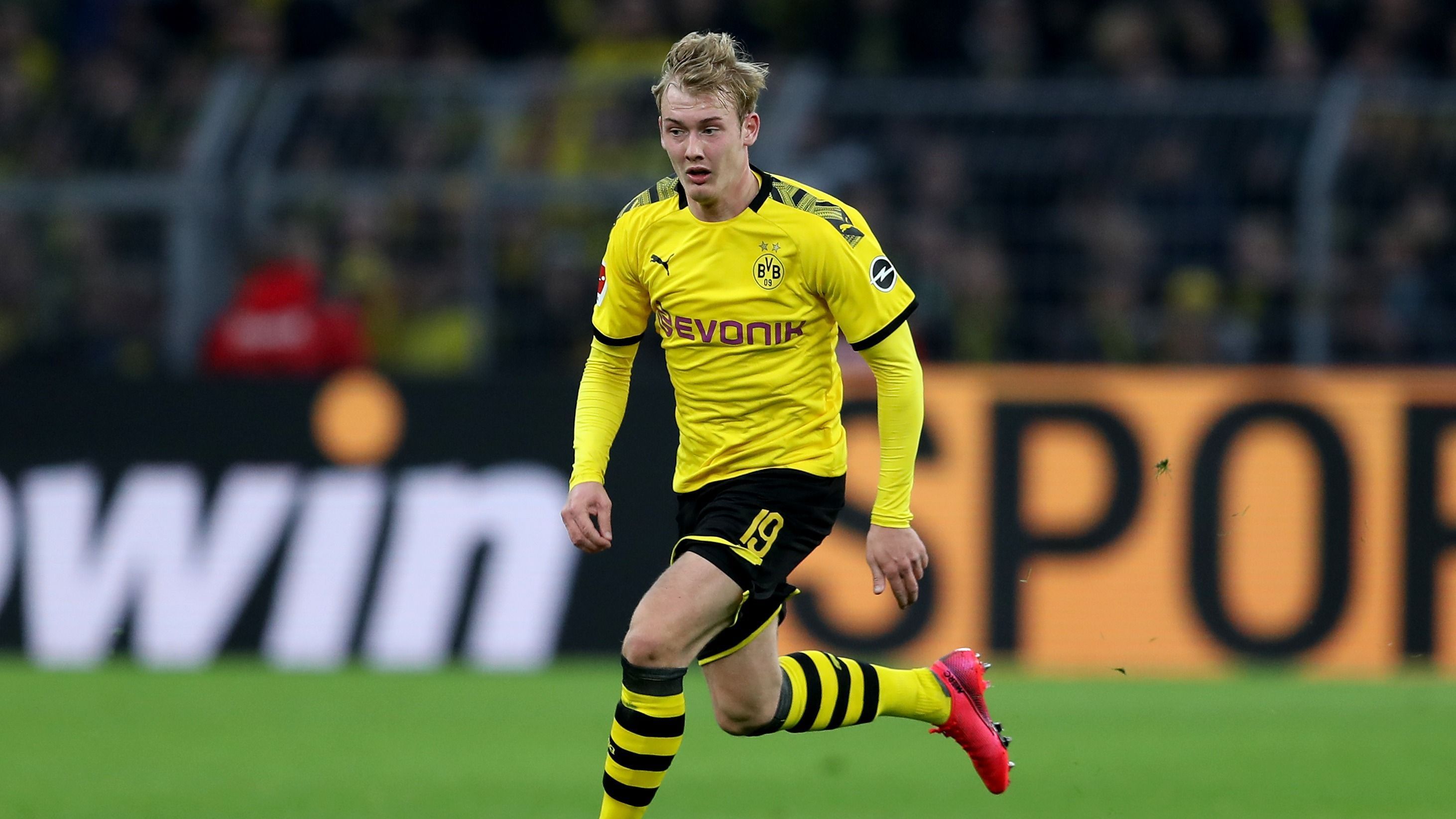 
                <strong>Julian Brandt</strong><br>
                Wird in der 69. Minute für Hazard eingewechselt und bringt sofort neue Impulse ins BVB-Spiel. Direkt mal mit einem Abschluss, der vorbei geht. Sein abgefälschter Versuch landet knapp über der Latte auf dem Tor. Letzendlich kommt seine Einwechslung aber zu spät. ran-Note: 2  
              