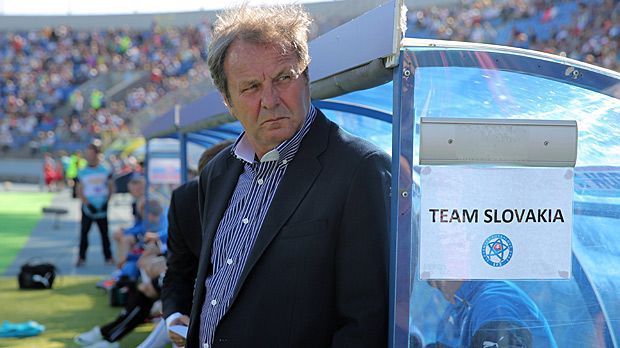 
                <strong>Trainer der Slowakei: Jan Kozak</strong><br>
                Trainer der Slowakei: Jan Kozak. 2013 übernimmt der frühere Mittelfeldspieler den Posten und schreibt eine Erfolgsgeschichte. Zwischen September 2014 und Juni 2015 führt Kozak die Slowakei zu acht Siegen nacheinander. Mit der gelungenen EM-Quali hat er sich ein Denkmal geschaffen.
              
