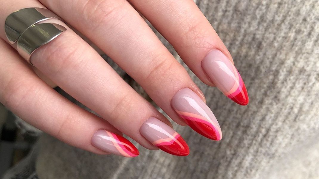 Eine geschwungene Linie auf der Nagelspitze – Deconstructed French Nails sind das angesagteste Naildesign in Herbst/ Winter 2022.