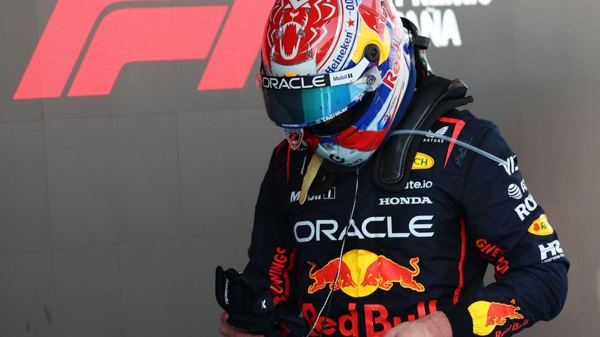 Max Verstappen nach dem Rennen mit gesenktem Kopf