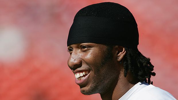 
                <strong>Larry Fitzgerald</strong><br>
                Larry Fitzgerald (Arizona Cardinals) - Seit 2004 fängt Larry Fitzgerald Bälle in der NFL. Davor ging der Wide Receiver an der Pittsburgh-Universität auf Touchdown-Jagd. Zumindest seinen Friseur scheint er bis heute nicht gewechselt zu haben.
              