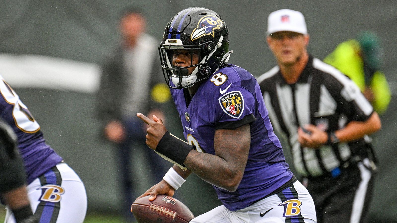 
                <strong>Baltimore Ravens </strong><br>
                &#x2022; <strong>Name:</strong> Lamar Jackson<br>&#x2022; <strong>Position:</strong> Quarterback<br>&#x2022; <strong>Stats 2022:</strong> 2.242 Passing Yards, 17 Touchdowns, sieben Interceptions, 764 Rushing Yards, drei Rushing Touchdowns<br>
              