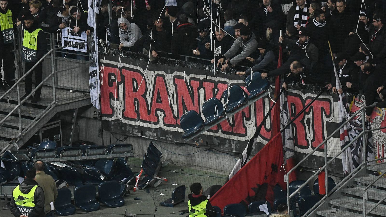 
                <strong>Protest gegen Polizeieinsatz: Frankfurt-Fans zerstören eigene Choreo</strong><br>
                Immerhin hatten die Frankfurter-Fans dann sportliche Gründe zum Jubeln. Nach Treffern von Luka Jovic und Sebastien Haller stand es schnell 2:0 für die Hausherren.
              