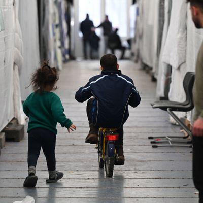 Hessen, Bensheim: Geflüchtete sind in einem der Zelte einer provisorischen Flüchtlingsunterkunft unterwegs.