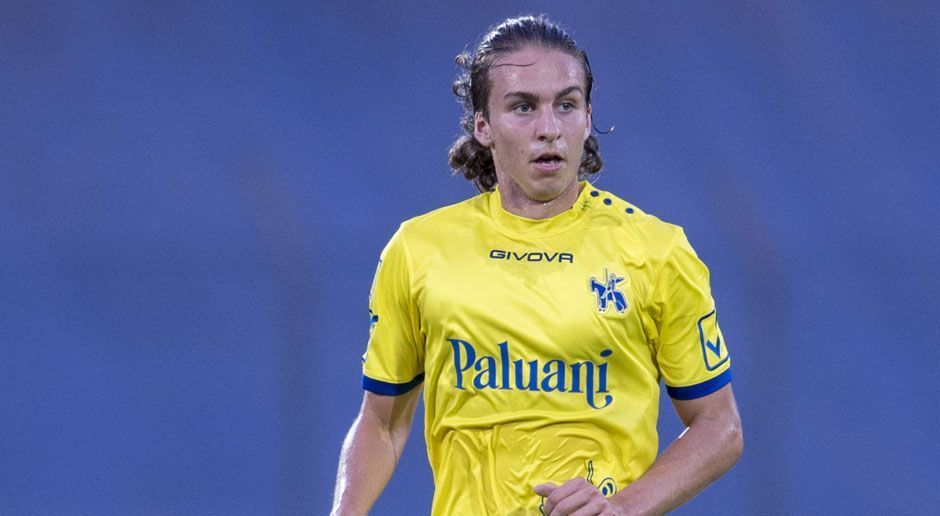 
                <strong>Gianluca Gaudino (Chievo Verona)</strong><br>
                Gianluca Gaudino wollte eigentlich den Durchbruch beim FC Bayern schaffen. Doch dafür reichte es nicht ganz. Im vergangenen Sommer verabschiedete sich der 21-Jährige in Richtung Italien zu Chievo Verona. Zuvor war er zwei Jahre in die Schweiz an den FC St. Gallen ausgeliehen worde.Vater: Maurizio Gaudino294 Bundesligaspiele für Waldhof Mannheim, Stuttgart, Frankfurt und Bochum
              