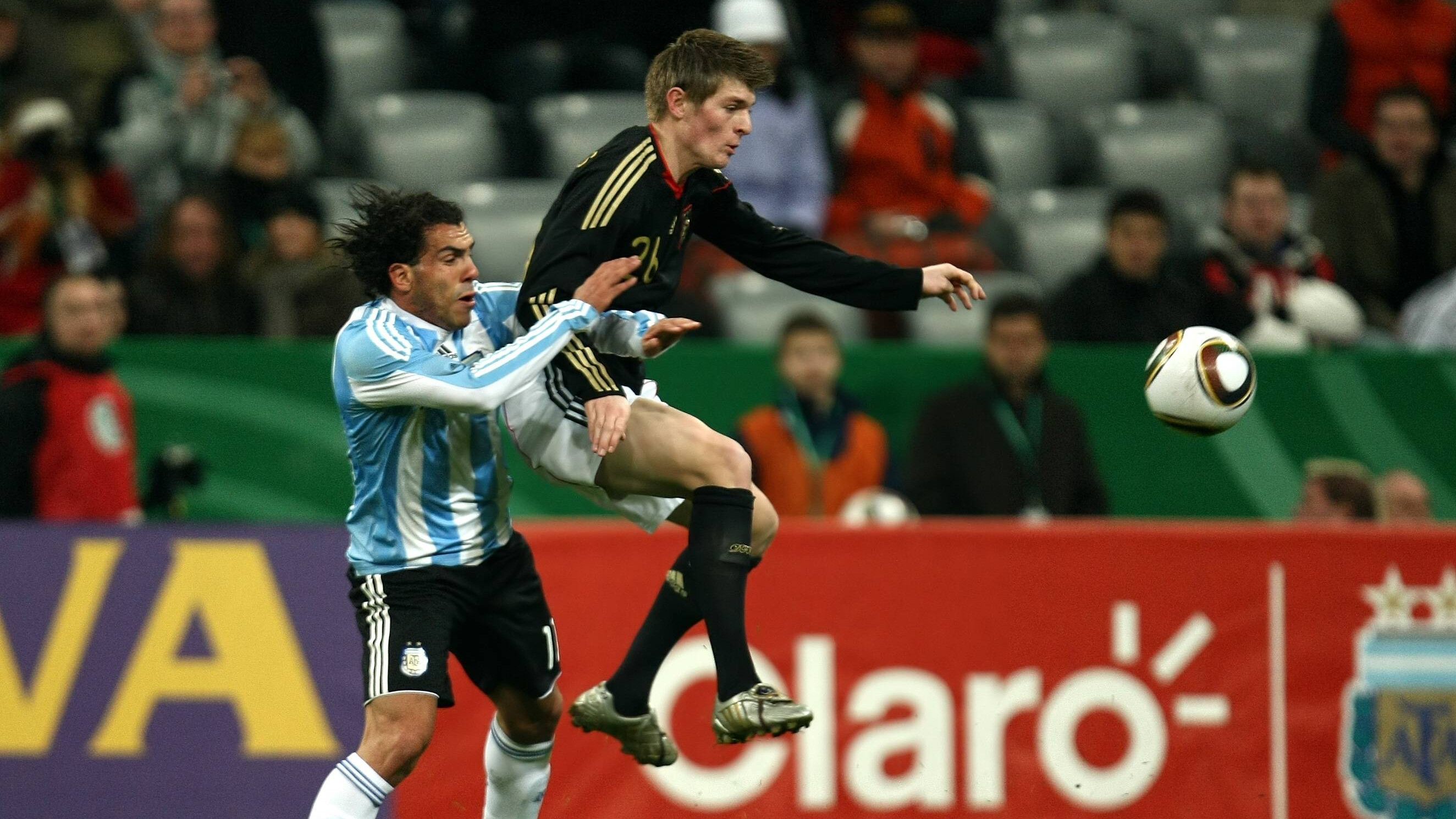 <strong>Erstes Spiel für die Nationalmannschaft</strong><br>Am 3. März 2010 gibt Kroos sein Länderspieldebüt gegen Argentinien (0:1). Der Mittelfeld-Mann wird eingewechselt und spielt für 23 Minuten.