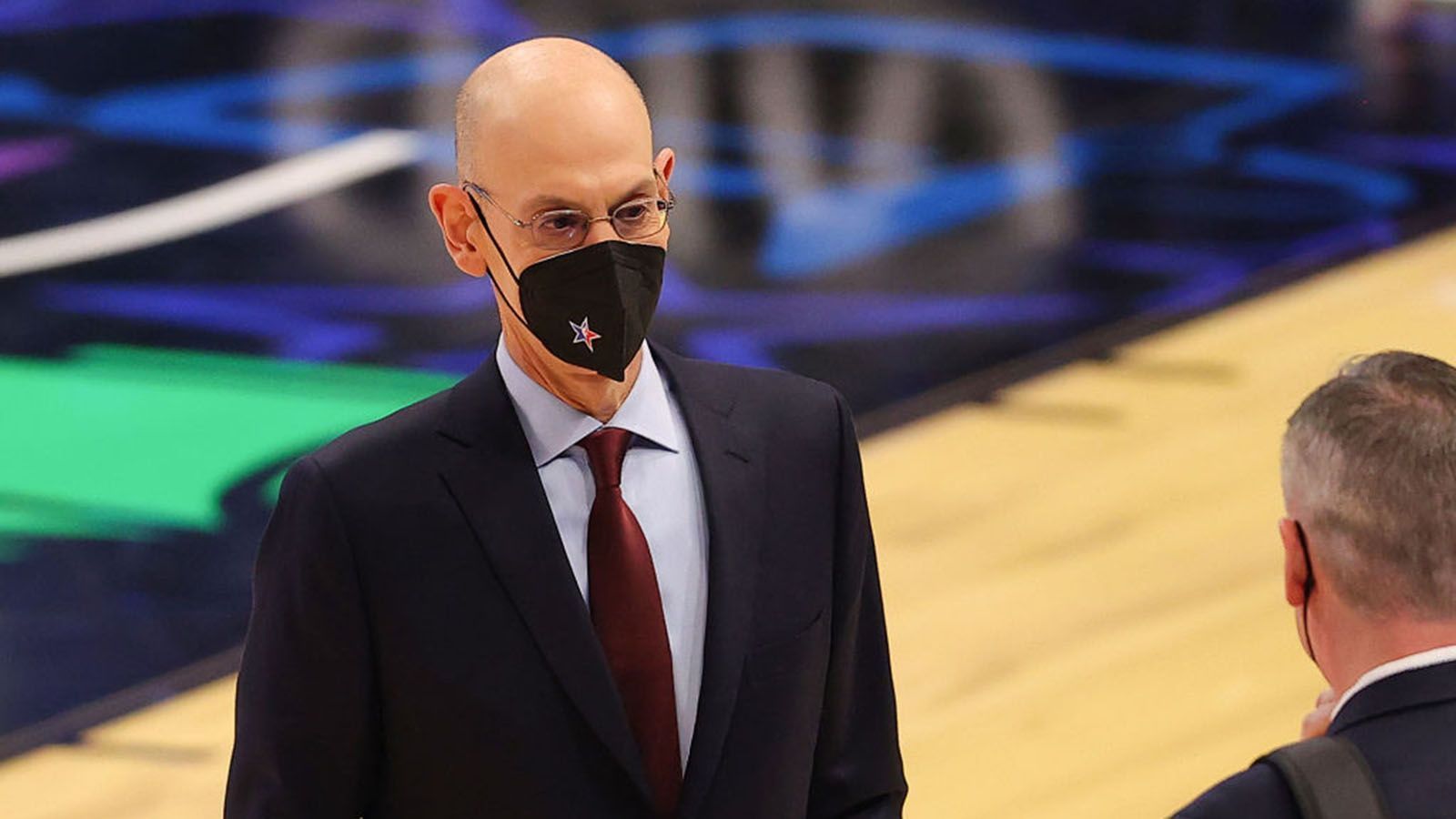 
                <strong>Die möglichen Gründe für die Verletzungsprobleme der NBA-Superstars</strong><br>
                NBA-Commissioner Adam Silver (Bild) dürfte sicherlich nicht begeistert sein, dass zahlreiche Superstars in den Playoffs nicht zur Verfügung stehen oder standen. Es scheint, als müssten die Spieler den enormen Strapazen der regulären Saison langsam aber sicher Tribut zollen. Zwar gab es dort nur 72 statt der üblichen 82 Spiele. 
              