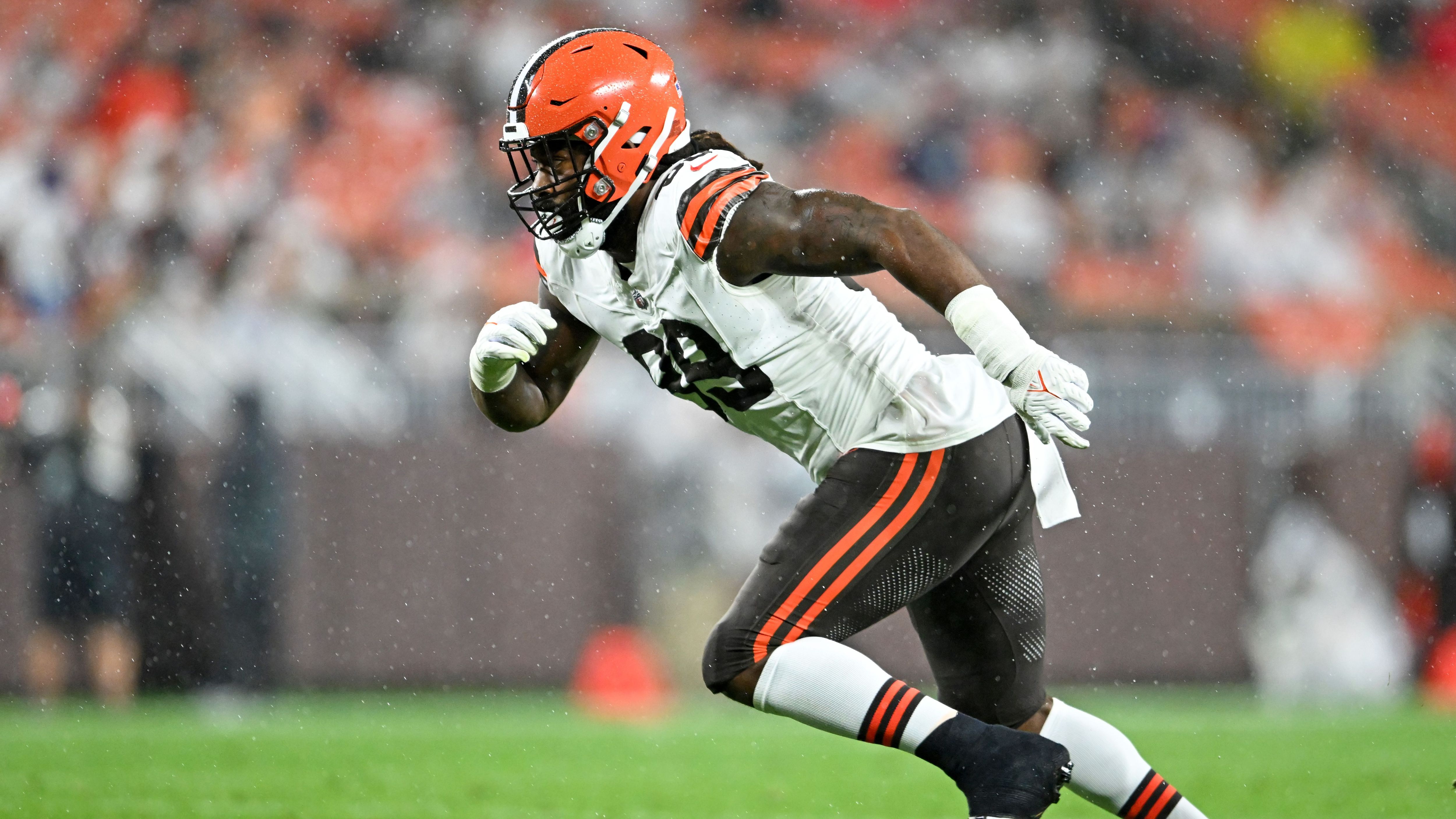 <strong>Cleveland Browns: Defensive End Za'Darius Smith</strong><br>Mit Smith hat Cleveland nun endlich ein Gegenstück zu Myles Garrett. In der vergangenen Saison war Garrett für 16 der insgesamt 34 Browns-Sacks verantwortlich - kein anderer Spieler hatte mehr als drei. Das soll sich mit Za'Darius Smith ändern, der seit 2019 (außer 2021, als er verletzungsbedingt ausfiel) im Schnitt 12 Sacks pro Spielzeit verbuchen konnte.&nbsp;