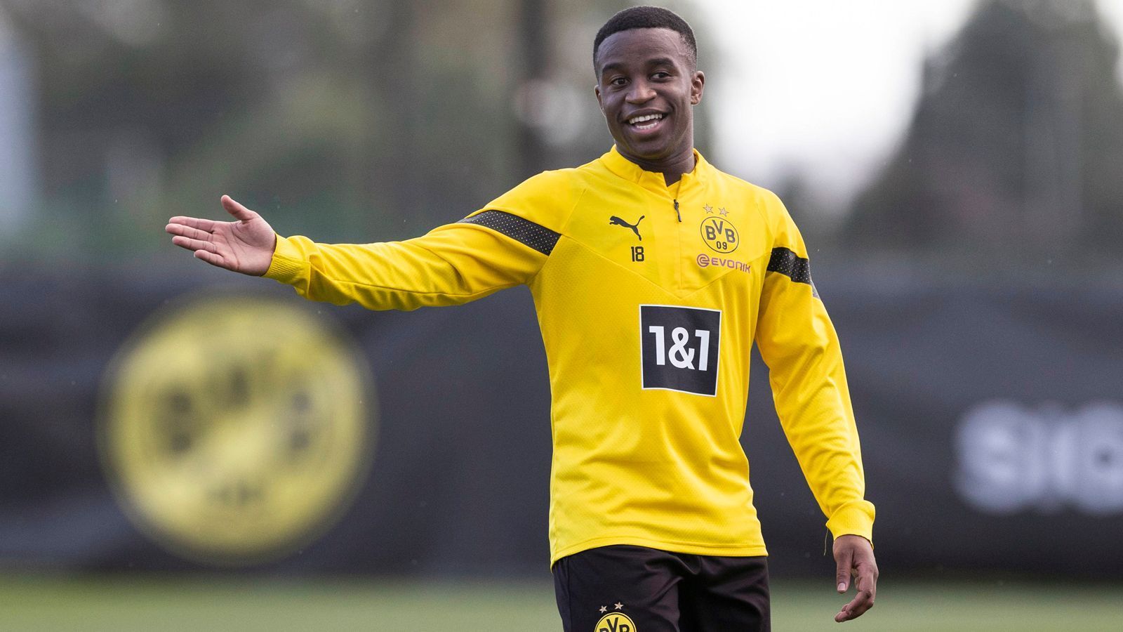 
                <strong>Newcastle United</strong><br>
                Als neuester Akteur im Poker um BVB-Talent Youssoufa Moukoko gilt laut "Evening Standard" der Premier-League-Klub Newcastle United. Demnach locken die "Magpies" den 18 Jahre jungen Stürmer mit einem Wochengehalt von satten 170.000 Euro auf die Insel. Dies würde für Moukoko ein Jahresgehalt von fast neun Millionen Euro bedeuten. Die Verantwortlichen von Newcastle seien dem Bericht nach überzeugt, mit diesem Angebot die Konkurrenten im Werben um Moukoko ausstechen zu können. Der umworbene Moukoko hat aber wohl zahlreiche, weitere Option, wo er in Zukunft spielen kann.
              