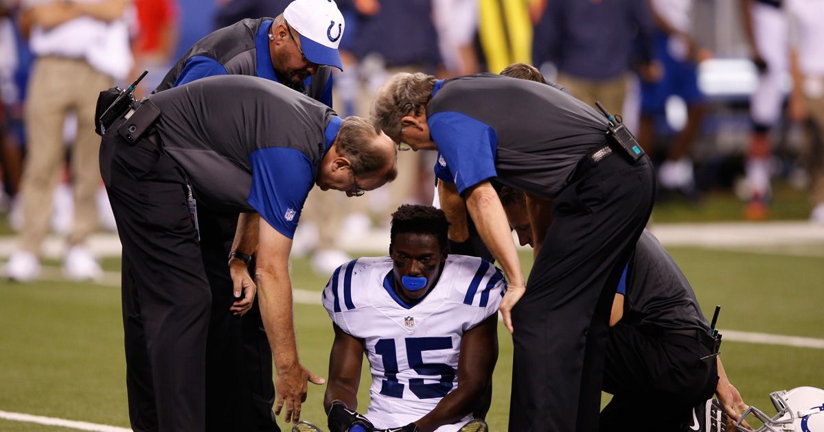 
                <strong>Indianapolis Colts: Phillip Dorsett (Wide Receiver, 29. Pick 2015)</strong><br>
                Phillip Dorsetts Karriere war in Indianapolis bereits nach zwei Spielzeiten beendet. In diesen Jahren konnte Dorsett sich keine Rolle als Starter erarbeiten, so waren 33 Catches und 528 Yards in einer Saison das höchste der Gefühle. Auch bei den Patriots konnte der Receiver diese Werte nicht steigern. Immerhin bekamen die Colts beim Trade von Dorsett Quarterback Jacoby Brissett. 2020 zog er weiter zu den Seattle Seahawks, bei denen er aber wegen einer Fußverletzung die komplette Saison aussetzen musste.
              