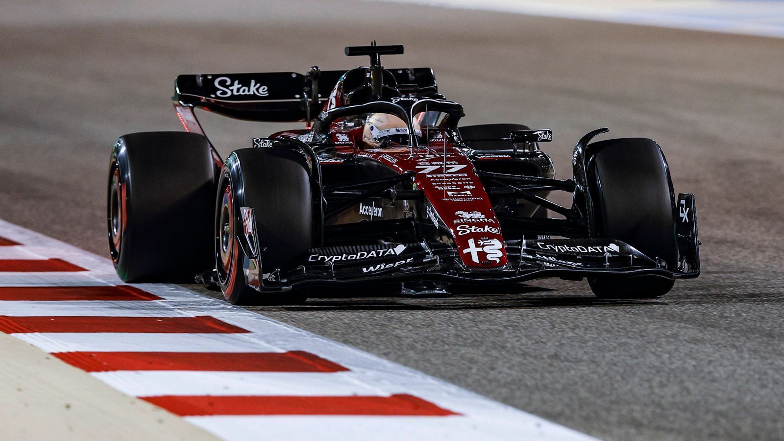 <strong>Sauber (Alfa Romeo)</strong><br>
                Dieses Team ist eine Option, die schon seit längerer Zeit gehandelt wird. Tatsächlich wäre ein Wechsel zu Sauber (noch Alfa Romeo) logisch, da 2026 Audi in Zusammenarbeit mit Sauber als Werksteam in die Formel 1 einsteigt, und ein deutscher Fahrer mit dem Namen Schumacher für die nötige Publicity sorgen würde. Aber: Der Vertrag von Valtteri Bottas läuft bis 2024, Guanyu Zhou zeigt eine ordentliche Saison.