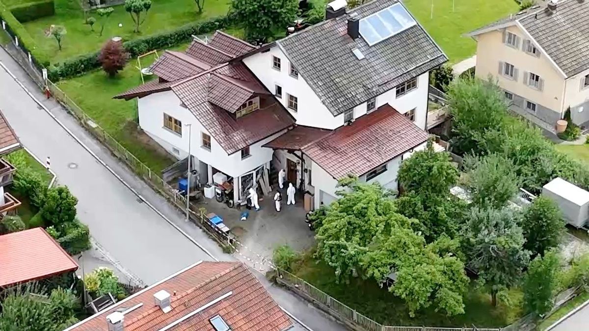 In einem Mehrfamilienhaus wurden mehrere Leichen gefunden.