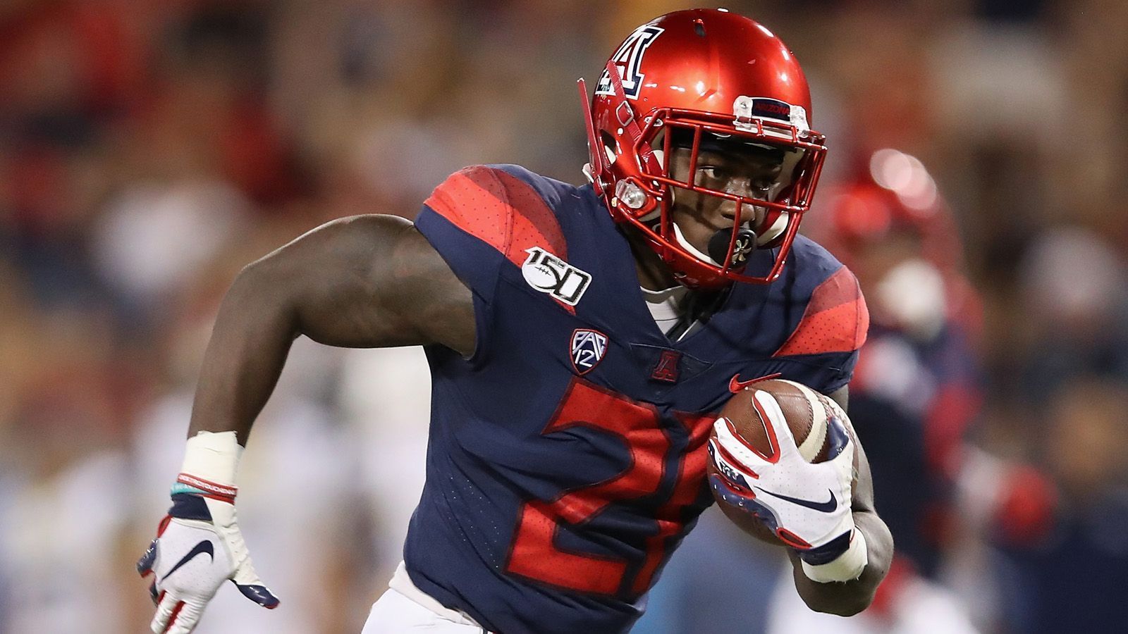 
                <strong>J.J. Taylor (Arizona Wildcats)</strong><br>
                Taylor hat das vierte College-Jahr hinter sich. Der Running Back der Arizona Wildcats konnte in diesem Jahr 721 Yards erlaufen und fünf Touchdowns erzielen.
              