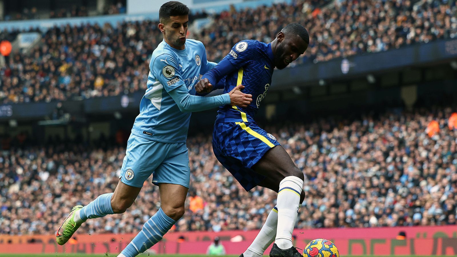 
                <strong>Rüdiger als einziger DFB-Star zu Beginn auf dem Platz</strong><br>
                Beim Premier-League-Top-Duell zwischen Manchester City und dem FC Chelsea (1:0) war Antonio Rüdiger (re.) der einzige deutsche Profi, der es in die Startelf schaffte. Seine Chelsea-Mannschaftskollegen Timo Werner und Kai Havertz saßen zunächst ebenso auf der Bank wie Manchester Citys Ilkay Gündogan. 
              