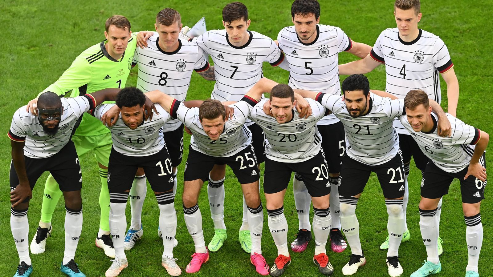 
                <strong>Deutschland</strong><br>
                &#x2022; <strong>Gruppe:</strong> F -<br>&#x2022; <strong>Team:</strong> Deutschland -<br>&#x2022; <strong>Spitzname:</strong> "Die Mannschaft". Marketingkonstrukt des Deutschen Fußball-Bundes (DFB).<br>
              