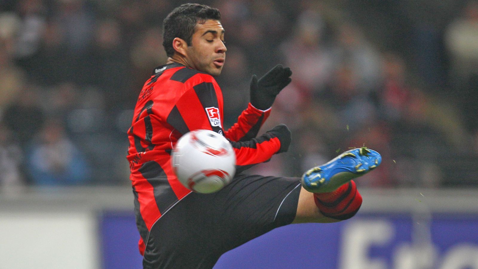 
                <strong>Bank: Caio (Eintracht Frankfurt)</strong><br>
                Einfach schon eine Legende, weil er einst den Fitnesstest bei der Eintracht abbrechen musste. Diagnose: Übergewicht. Warum finden diese Tests auch immer ausgerechnet nach dem Urlaub statt? Wenn fit, dann unaufhaltsam. Zwischenzeitlich mit leicht verändertem Namen (Caillou) auch im Vormittagsprogramm des Kika zu sehen.
              