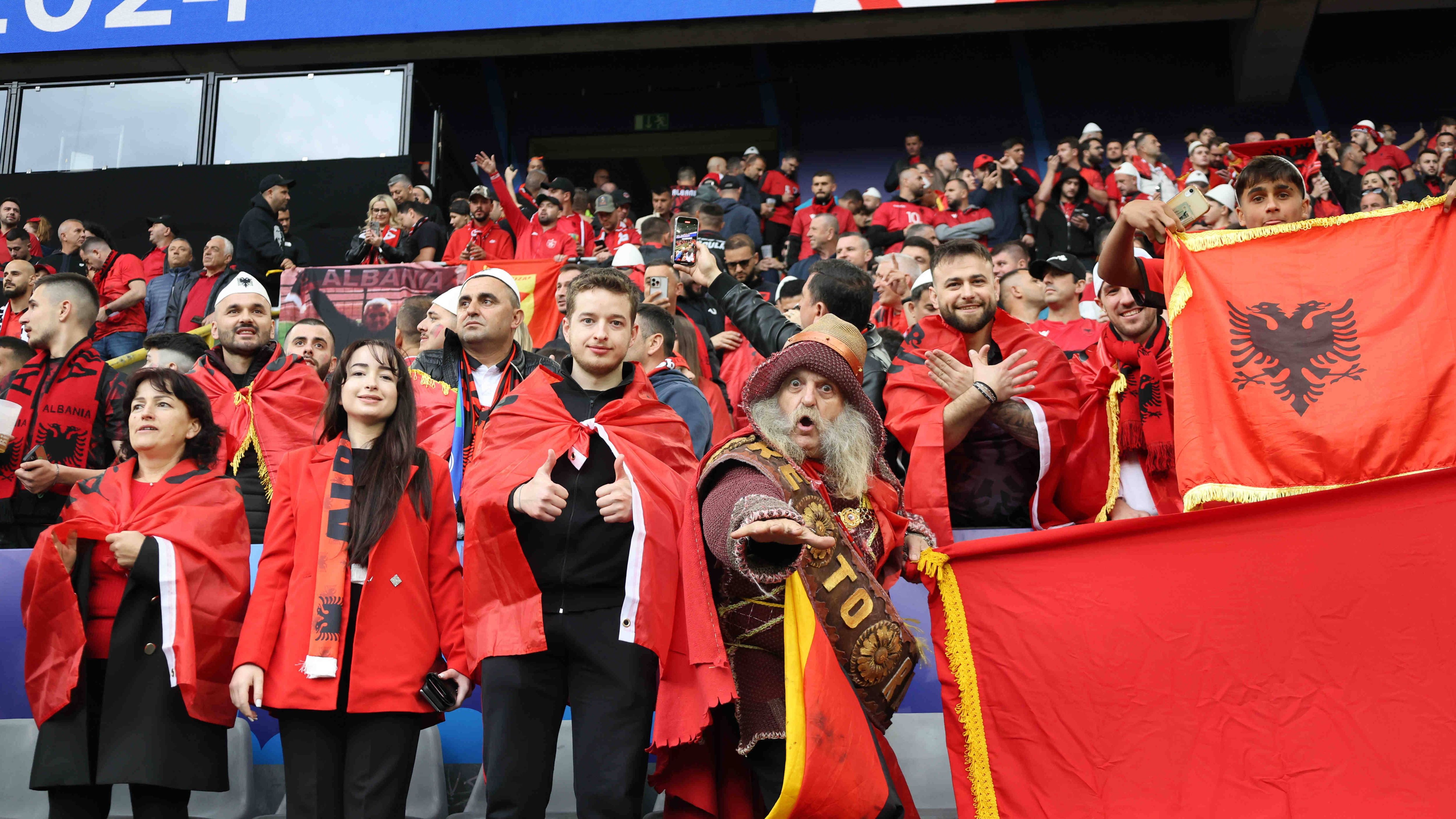 <strong>Der zweite EM-Tag in Bildern</strong><br>Am Abend kam es in Dortmund zum Duell zwischen dem Titelverteidiger Italien und dem Außenseiter Albanien. Für die albanischen Fans war das natürlich ein besonderer Abend, schließlich ist ihr Land überhaupt erst zum zweiten Mal bei einer EM dabei. Und so waren die Gäste vom Balkan in Dortmund auch deutlich in der Überzahl.