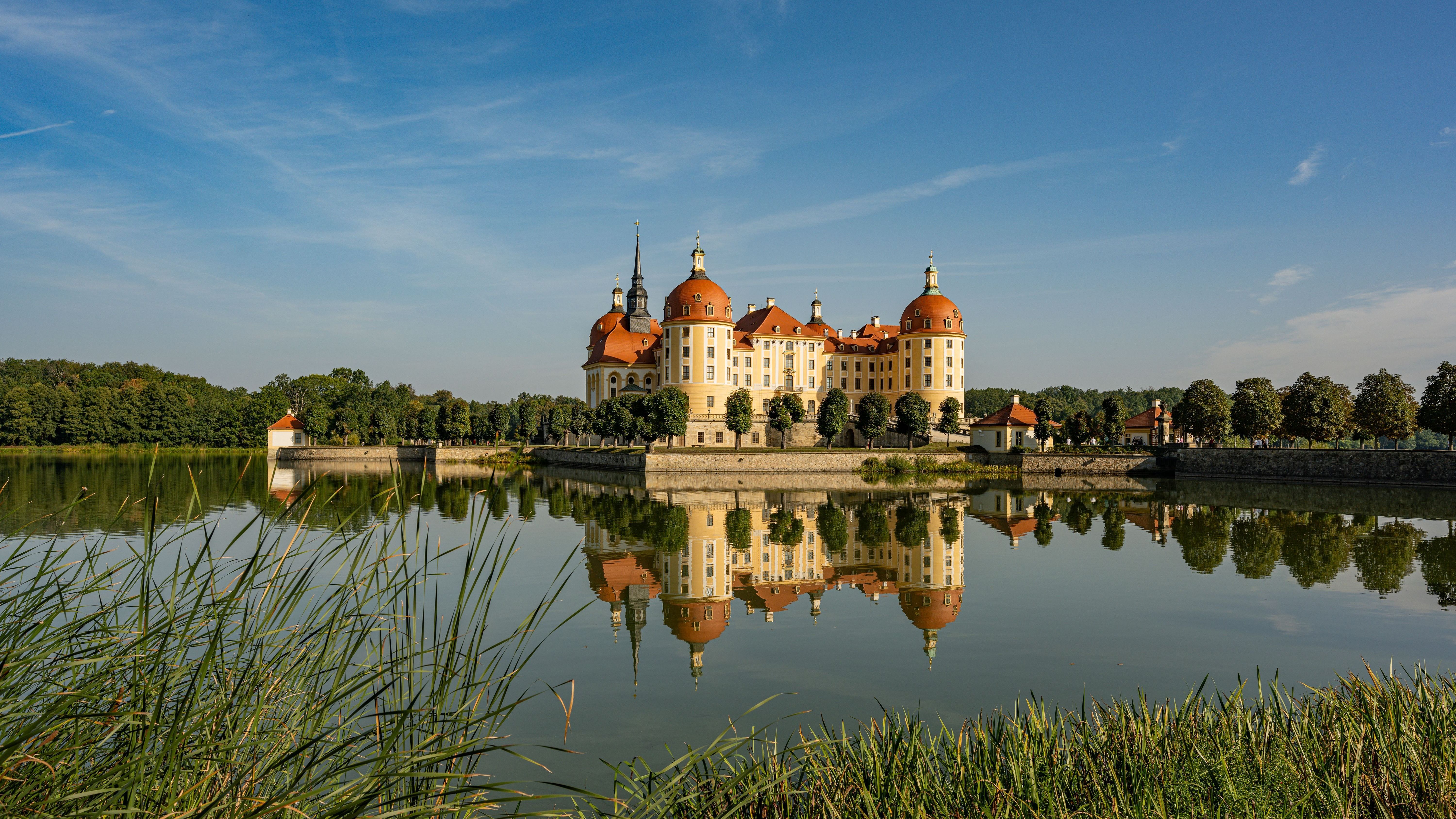 Beim Schloss Moritzburg wurde der Film "Drei Haselnüsse für Aschenbrödel" gedreht.