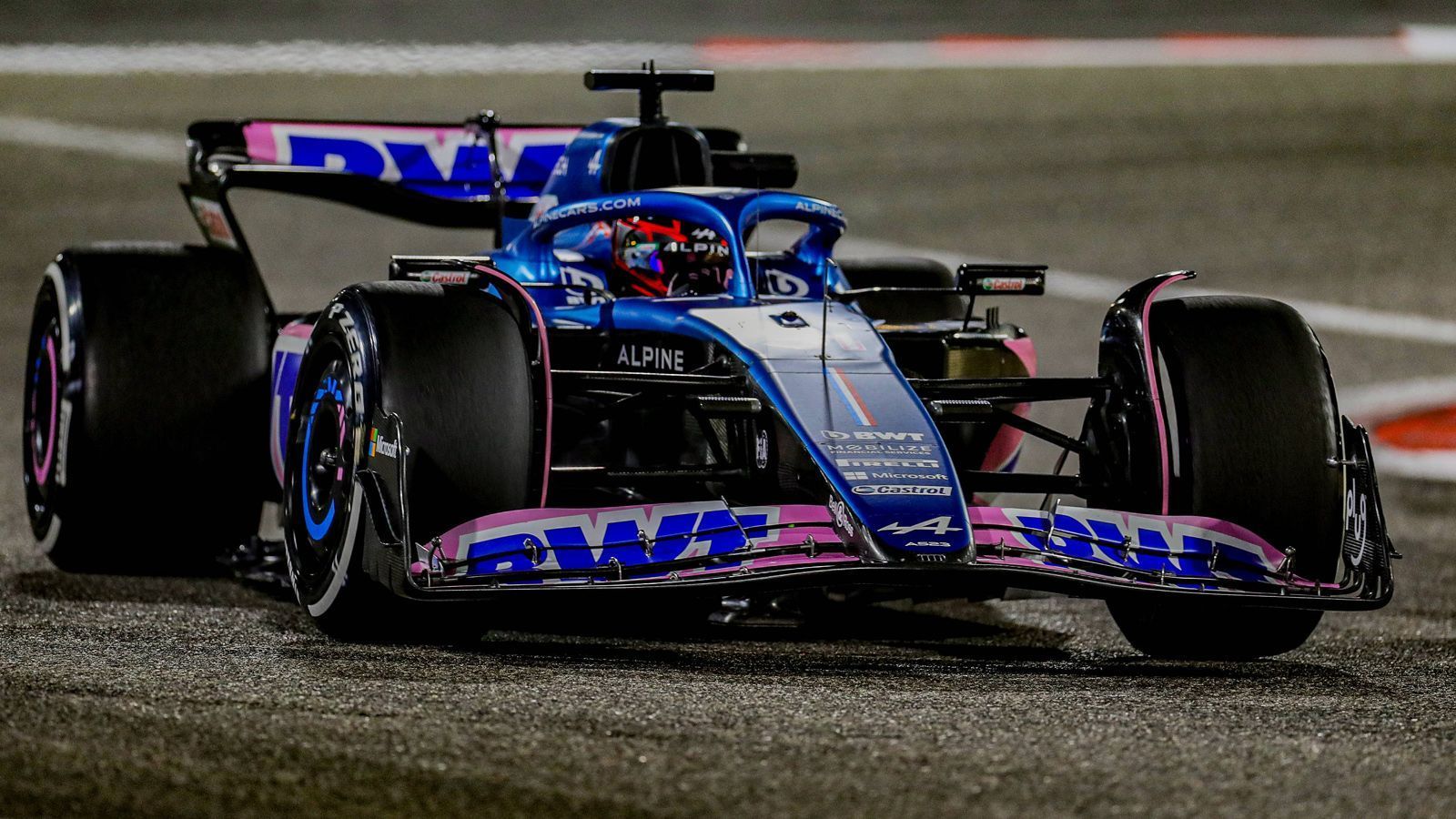 
                <strong>5. Alpine</strong><br>
                Die Franzosen haben klassisch taktiert und längst nicht alles gezeigt. Was dafür sorgt, dass man die Autos von Esteban Ocon und Pierre Gasly noch schwerer einschätzen kann als die der Konkurrenz. Doch klar ist: Die letztjährigen Gesamtvierten sollten wieder zum vorderen Mittelfeld gehören, alles andere wäre bei den Möglichkeiten eines Werksteams eine riesige Enttäuschung. Doch das Feedback stimmt, die Pace über die Longruns auch.
              