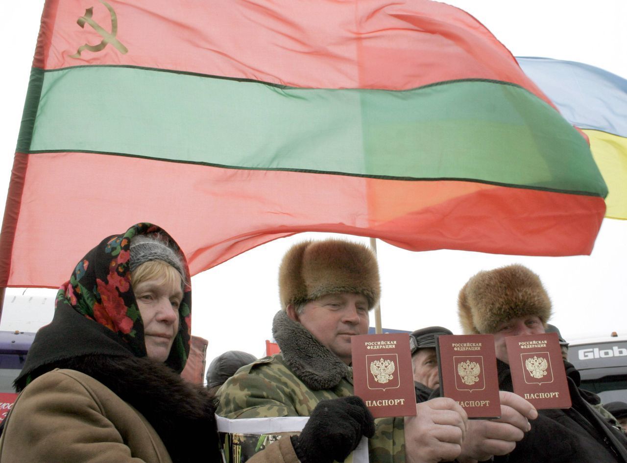 Transnistrien ist ein Landstreifen im Staatsgebiet von Moldawien. Es entstand zwischen 1990 und 1992, als die dort lebende, überwiegend russischstämmige Bevölkerung versuchte, ihren eigenen Staat zu etablieren. Es kam zu einem Konflikt mit Moldawien, der mittlerweile durch ein Waffenstillstands-Abkommen beigelegt ist. International wird Transnistrien nicht als souveränen Staat anerkannt und gehört somit völkerrechtlich zu Mol