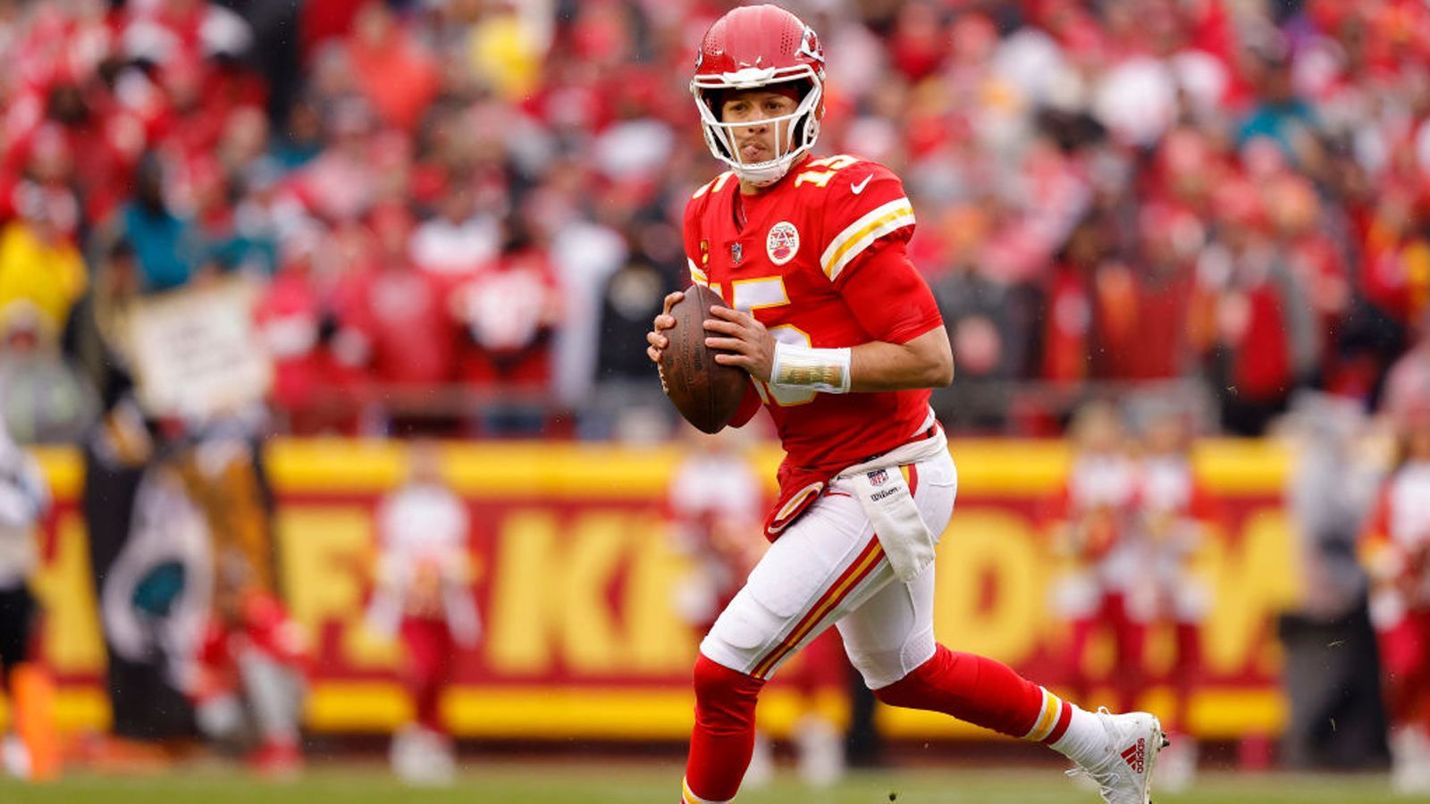 
                <strong>1. Patrick Mahomes (Kansas City Chiefs)</strong><br>
                Ohnehin ist der Super-Bowl-Gewinner und Super-Bowl-MVP vom Februar 2020 das Nonplusultra der NFL. Mit 5.250 Passing-Yards stellte er 2022 den Bestwert der regulären Saison auf. Aus Sicht der Chiefs gibt es allerdings einen Wermutstropfen: Noch ist nicht sicher, ob Mahomes für das AFC-Championship-Game rechtzeitig fit wird. Anderenfalls müsste Backup Chad Henne einspringen. Und dieser würde in unserem Ranking einen abgeschlagenen vierten Platz belegen.
              